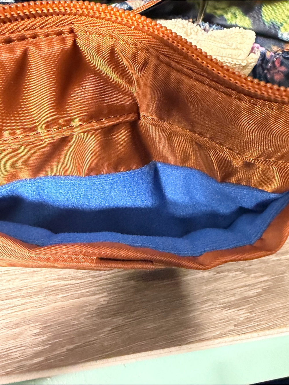 LUG flair Zip-Top Crossbody Bag in Rust with Floral Strap - Picture 5 of 7